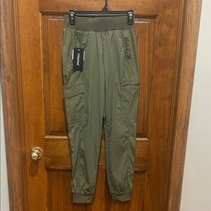 NWT Hiwise cargo jogger size 2